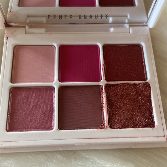 Fenty eyeshadow palette - Picture 2 of 5